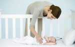 Можно ли новорожденному и месячному ребенку спать на животе, подогнув под себя ножки?